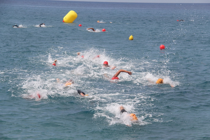 Centenares de nadadores realizarn la Travesa a nado de la Baha de La Herradura.